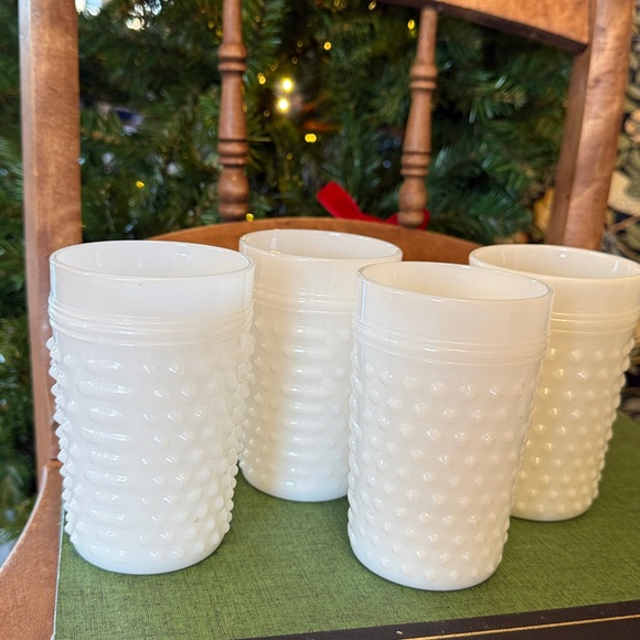 🎄1950’s Set of Four Anchor Hocking White Milk Glass Hobnail Glasses 4 1/2 inches - Picture 8 of 8